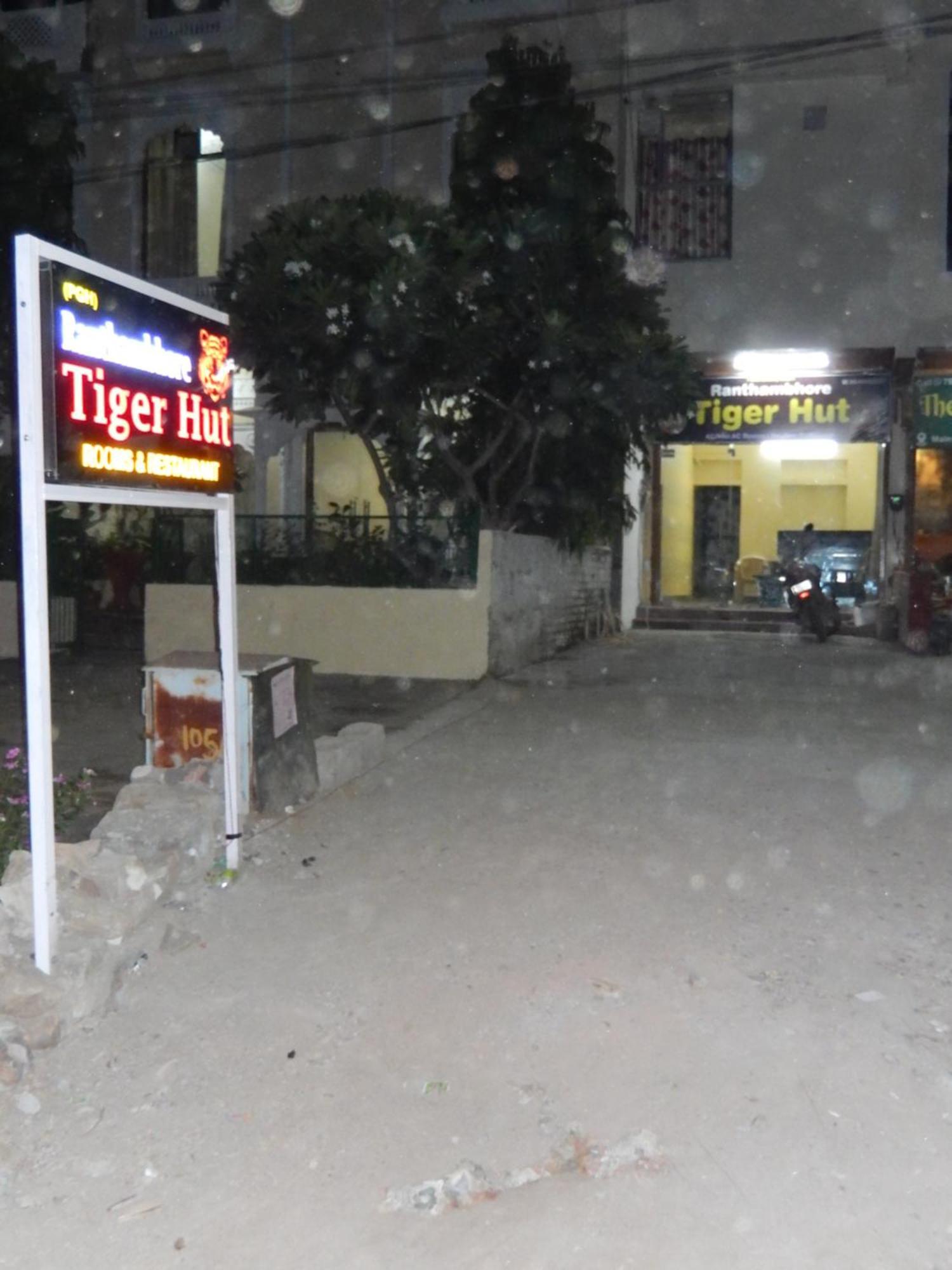 Ranthambhore Tiger Hut 萨瓦伊马多普尔 外观 照片